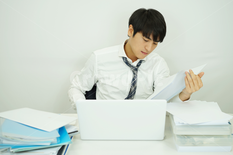 직장인,회사원,업무,비즈니스,회사,사무실,사업가,남성,남자,서류,노트북,영업사원,정장,사람,인물,인간,human,person,남성,남자,man,male,산업,industry,industrial,비즈니스,사업,business,service,work