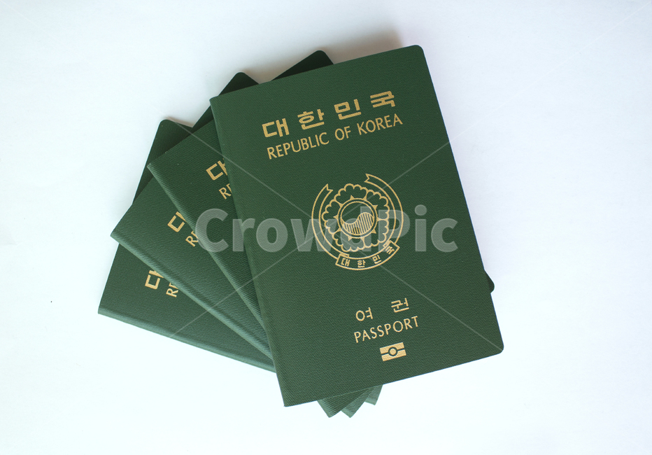 passport,id,business,card,citizen,emigration,identification,identity,international,korea,pass,republicofkorea,security,신분증,여권,한국여권,대한민국여권,사물,물건,한국,대한민국,탑,탑뷰,탑앵글,다수,여러개,여행,표지,겉면,비지니스,녹색,그린,초록색,흰배경,여행,휴가,traveling,vacation,trip