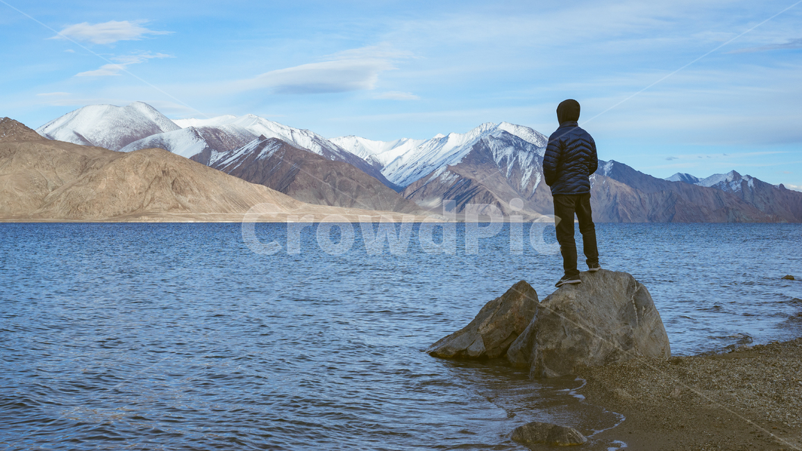 판공초,호수,라다크,히말라야,하늘,세얼간이,바위산,설산,고산,lake,bangongco,pangong,himalayas,sky,snow,mountain,rock,water,highmountain,겨울호수,winterlake,자연,풍경,nature,landscape,해외,외국,세계,foreign,oversea,world,세계자연풍경,해외자연풍경,외국자연풍경,world nature landscape,사람,인물,인간,human,person,여행,휴가,traveling,vacation,trip,고독함,외로움,쓸쓸함,우울함,슬픔,lonely,solitary,standing,서 있는,outdoors,옥외