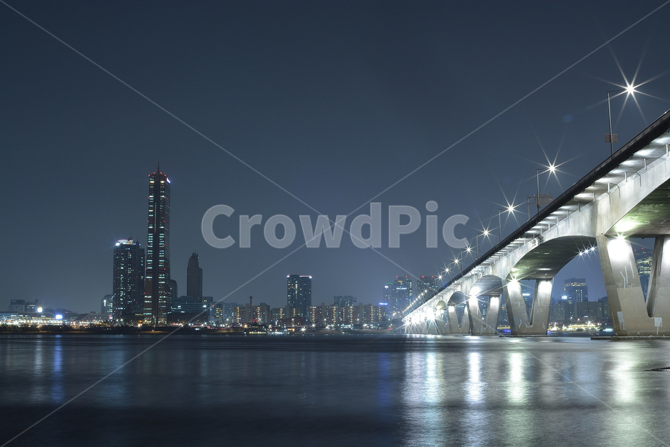 원효대교,대교,한강다리,한강,빛,장노출,야경,가로등,도심,건축,건물,불빛,야경,밤,풍경,nightscape,night,landscape,도시,city,한국도시풍경,한국도시경관,korea cityscape,건축물,건물외관,exterior,building,structure,architecture,construction