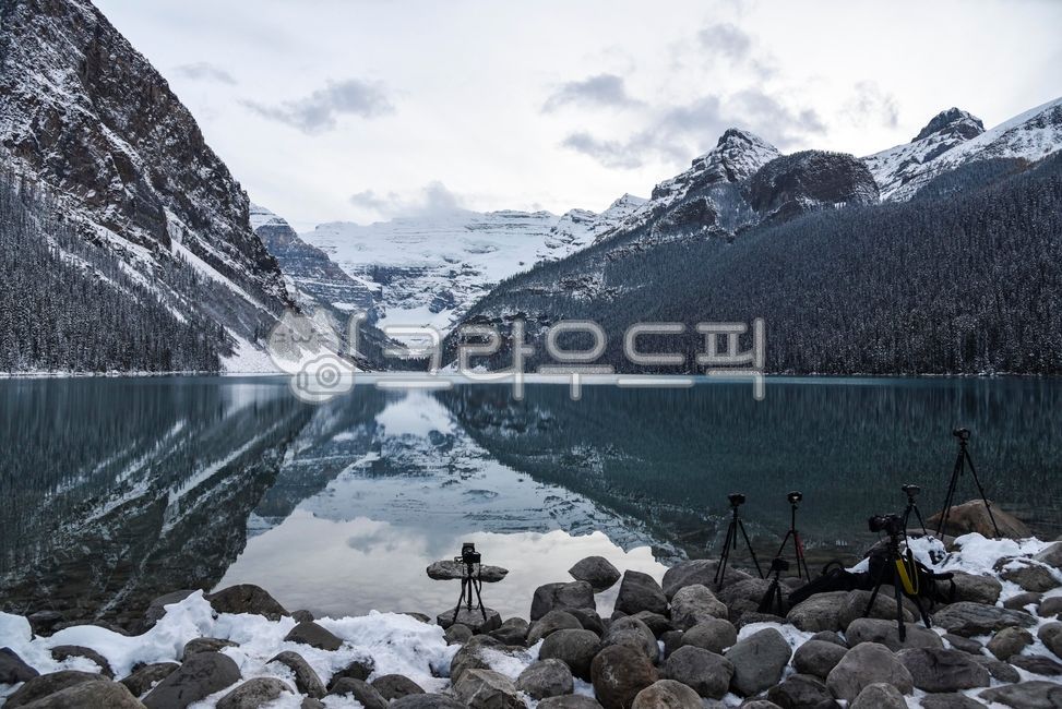 ice,scenic,mountain,view,white,sight,landmark,sky,taking pictures,sightseeing,reflection,lakelouis,film,peaks,water,Canada,panorama,canada,snow,takeapicture,forest,mountains,lakelouise,winter,scenery,rocky,snowymountains,tripod,rock,filming,land mark,came