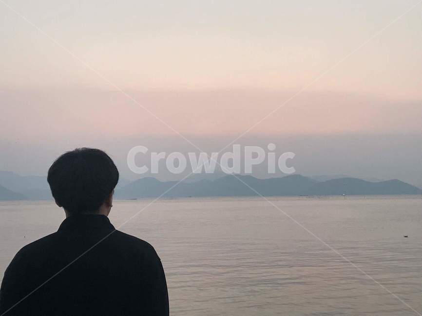 인물,사람,뒷모습,자연,바다,person,human,nature,사람,인물,인간,human,person,남성,남자,man,male,고독함,외로움,쓸쓸함,우울함,슬픔,lonely,solitary