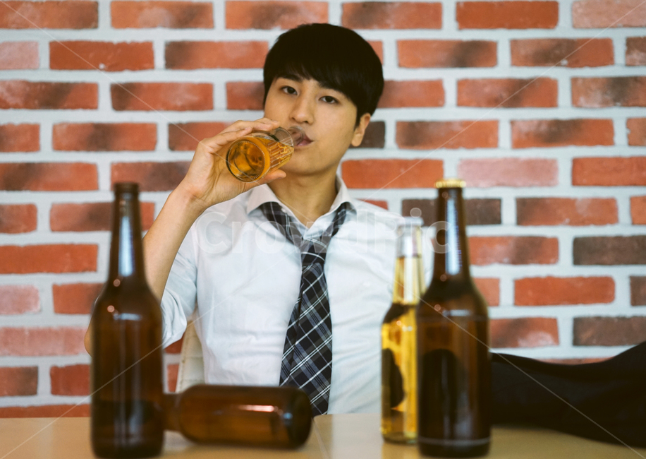 남성,남자,펍,맥주,비어,beer,술,음주,과음,맥주병,병맥주,알코올,직장인,회사원,사람,인물,인간,human,person,남성,남자,man,male,술,주류,alcohol,산업,industry,industrial,비즈니스,사업,business,service,work