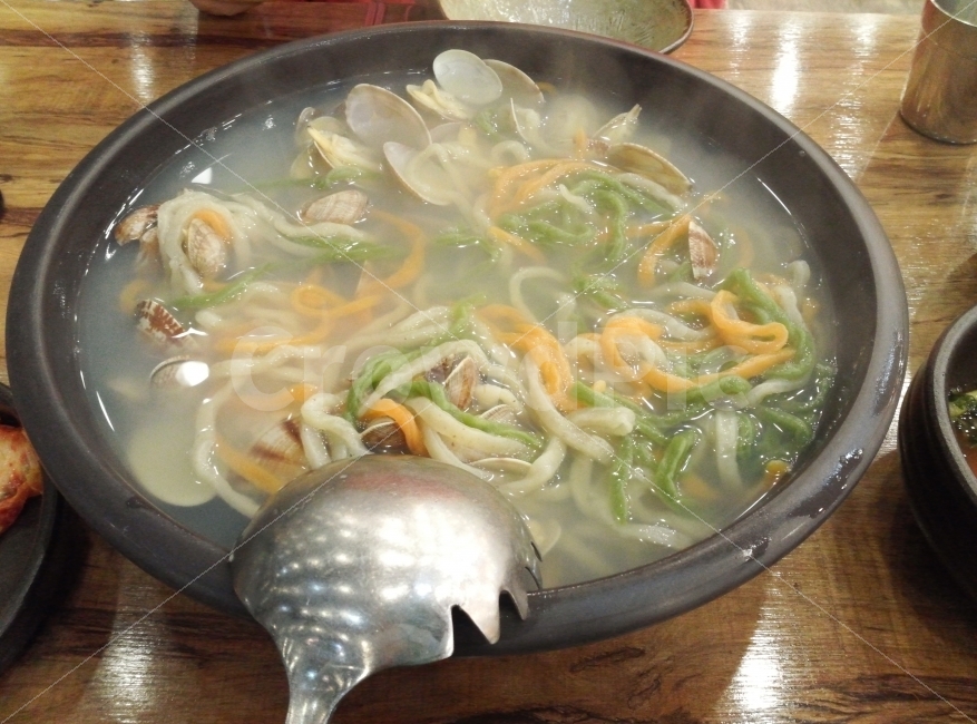 칼국수,국물,뜨거운,한국음식,밀가루,조개,korean,food,hot,soup,음식,식재료,요리,food,cook,meal,dishes,food reserves,면류,면요리,noodles,한식,한국음식,한국요리,korean food,korean dishes,korean meal,korean cook