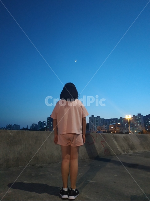 하늘,달,바닷가,전신,뒷모습,풍경