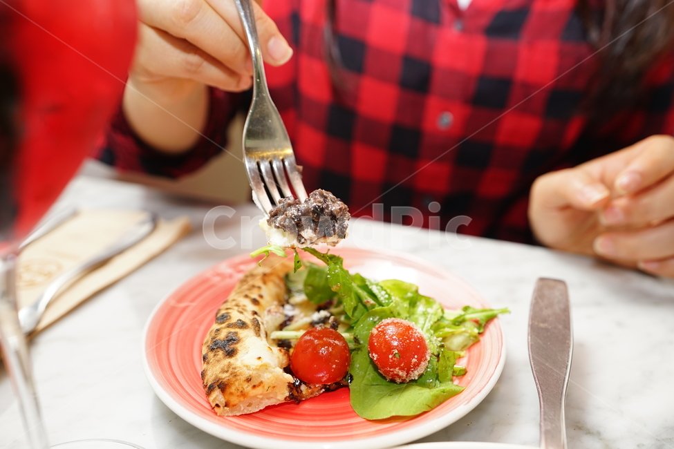 피자,핏자,이태리음식,음식,푸드,이태리,pizza,야채,치즈,리코타치즈,식사,먹방,색감,컬러,food,양식,사람,인물,인간,human,person,신체일부,몸,body,음식,식재료,요리,food,cook,meal,dishes,food reserves,양식,서양음식,서양요리,western food,western dishes,western meal,western cook