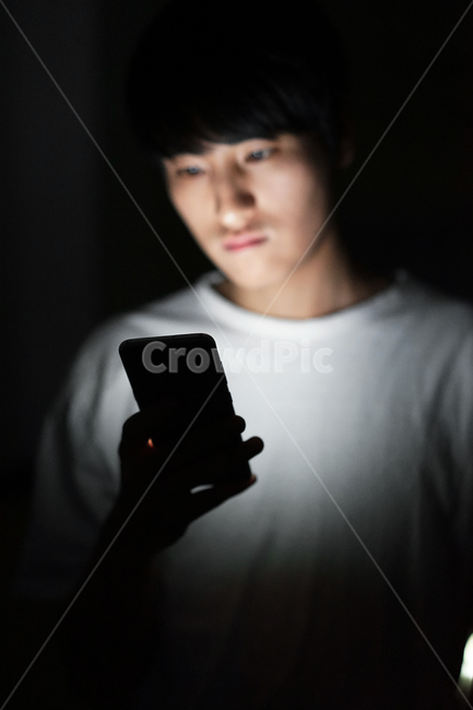 중독,게임중독,스마트폰중독,스마트폰,남자,밤,어둠,빛,전자파,게임,밤샘,addiction,smartphone,game,man,night,light,electromagnetic,사람,인물,인간,human,person,남성,남자,man,male,정보통신기술,전자기기,전자제품,it,information,technology,electronic equipment