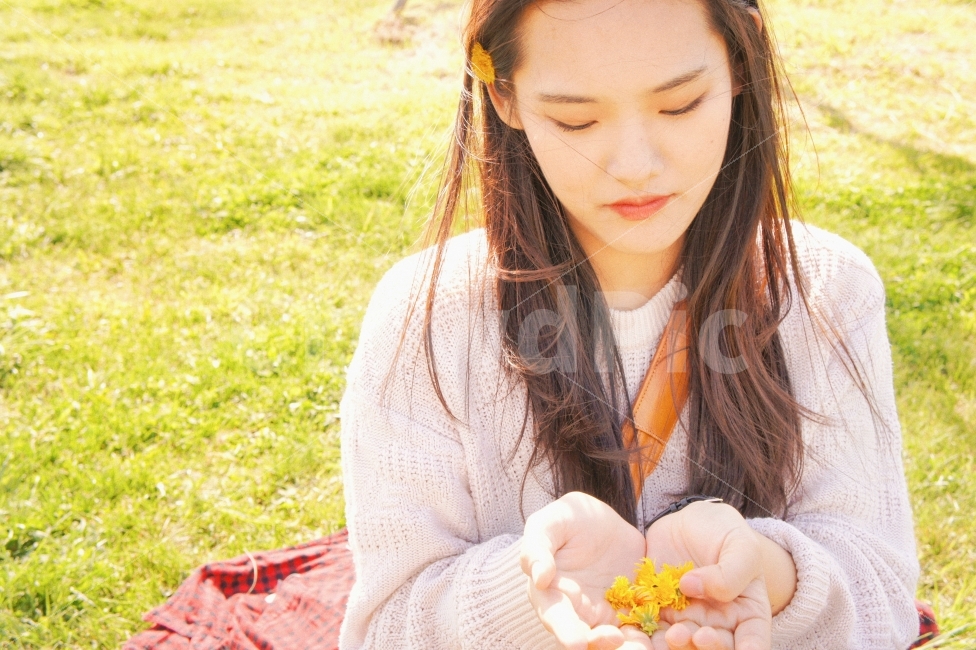 봄,인물,자연,꽃,감성,감성사진,햇살,햇빛,한강,소풍,spring,sunshine,nature,flower,film,picnic,봄,계절,spring,season,사람,인물,인간,human,person,얼굴표정,facial expression,face,여성,여자,woman,female,lady,감정표현,기분,feeling,emotion,감성,sensible,휴식,힐링,rest,relaxation,healing,meal,식사,food,음식