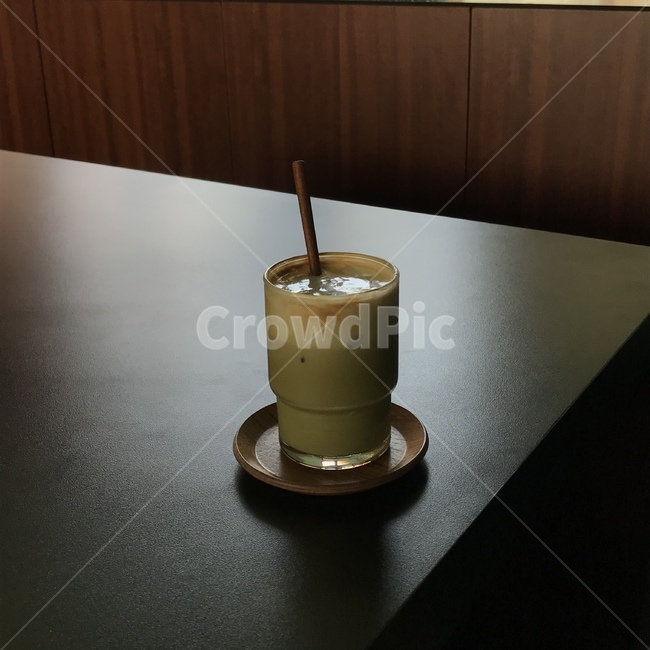 감성사진,커피,카페,coffee,cafe,어두움,mood,녹차라떼,matcha,아이스커피,얼음,ice,icecoffee