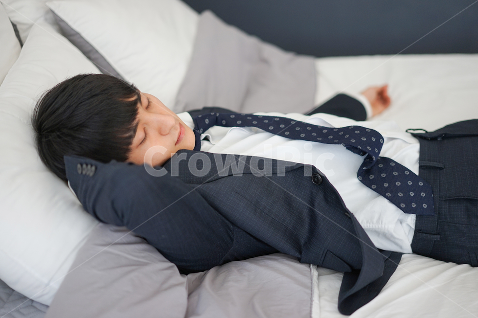 남성,남자,정장,침대,침실,방,실내,휴식,수면,취침,양복,사람,인물,인간,human,person,남성,남자,man,male