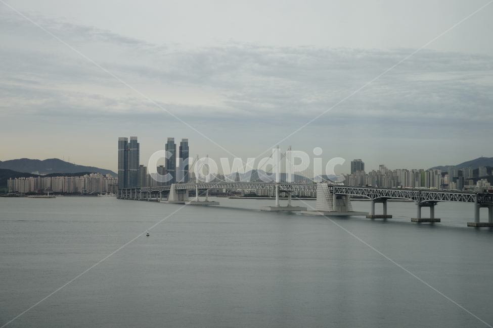 building,건물,도시,town,urban,city,부산,광안대교,다리,대교,바다,남해,하늘,흐린날,아침,남해안,광안리,빌딩,일출