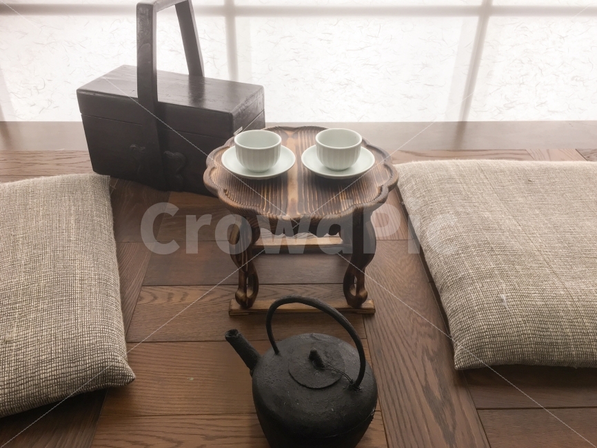 인테리어,찻잔,차,다과상,전통,방석,주전자,마루,클래식,목재,고상한,동양,오리엔탈,정적인,한국전통,한국문화,korean traditional,korean culture,사물,물건,오브젝트,thing,object,matter