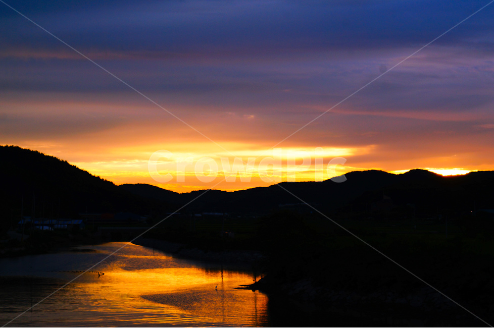 노을,저수지,빛,반영,풍경,자연,풍경,nature,landscape,실루엣,그림자,silhouette,shadow,outdoors,옥외,dawn,새벽,sunset,일몰,red sky,붉은 하늘,sky,하늘,dusk,황혼,sunlight,햇빛