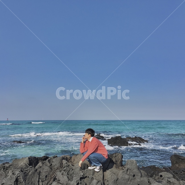 제주도,남자,바다,옆모습,앉은자세,파도,바닷가,자연,풍경,nature,landscape,사람,인물,인간,human,person,남성,남자,man,male,outdoors,옥외,water,물,sea,ocean,대양,promontory,곶