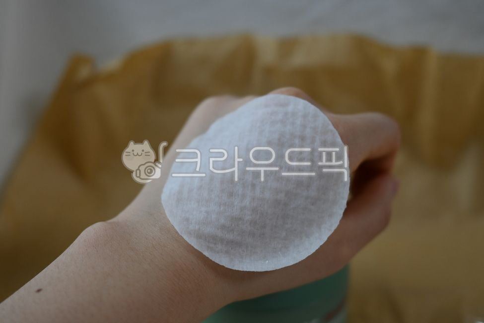 화장품,패드,토너패드,기초화장품,스킨케어,스킨,붙이다