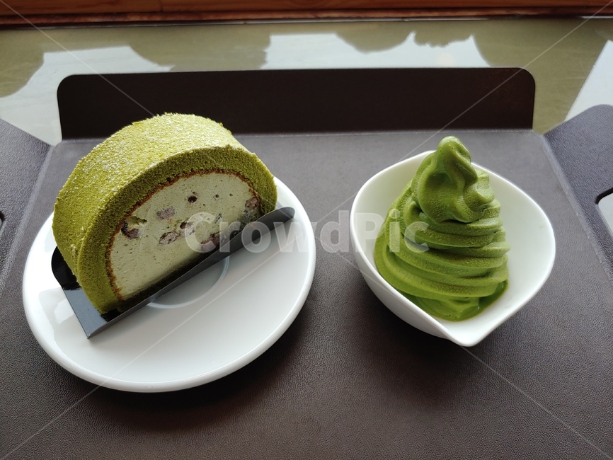 롤케이크,아이스크림,녹차,생크림,테이블,카페,음식,메뉴,음식,식재료,요리,food,cook,meal,dishes,food reserves,디저트,간식,후식,dessert,snack