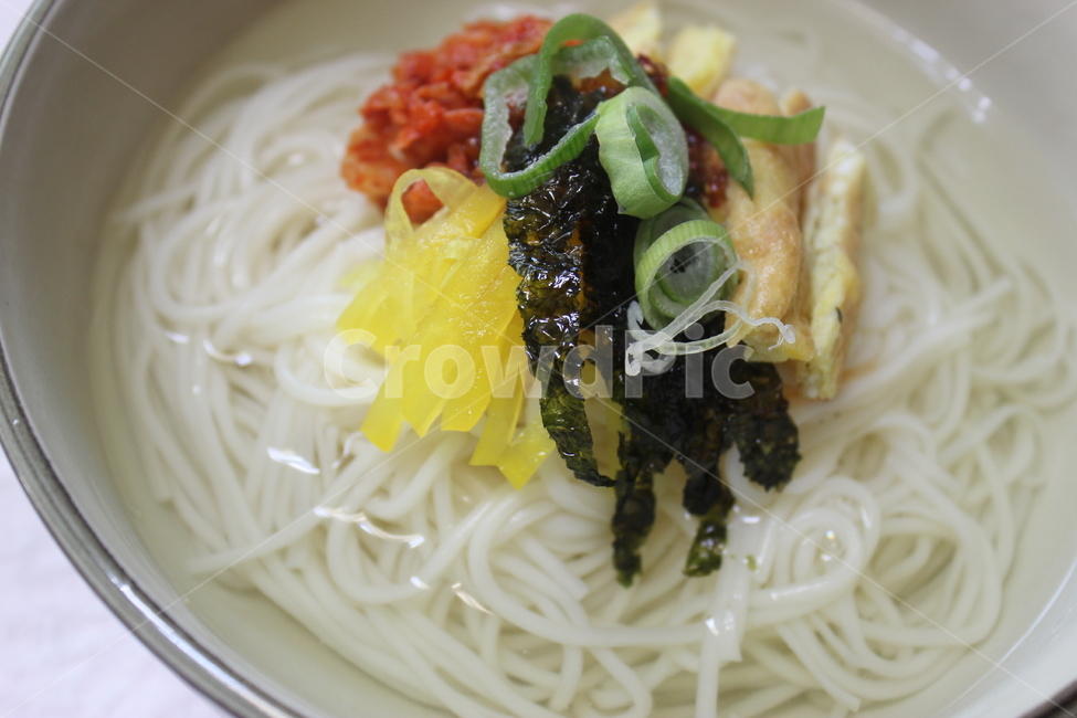 food,noodle,국수,식사,요리,집밥,고명,단무지,계란,김