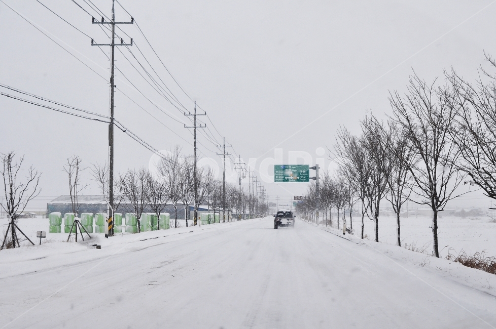 설경,도로,눈,눈내린풍경,자동차,겨울,계절,winter,season,시골,마을,풍경,landscape,country,rural,town,교통,교통수단,traffic,transportation,road