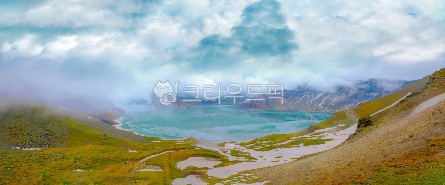 백두산,장백산,칼데라,칼데라호,칼데라호수,얼음,눈,이도백하,관광명소,잔설,분화구,장엄한,웅장한,힐링,여행지,중국,북파,천지,천지연,호수,화산,활화산,휴화산,자연,풍경,산,북한,국경,물,파노라마,아시아,온천,온천수,석회수,운해,구름바다,운무,화산암,하늘,맑음,절경,비경,신비한,신비로운,산맥,백두산천지,아침,안개,구름,물안개,서파,고원,plateau