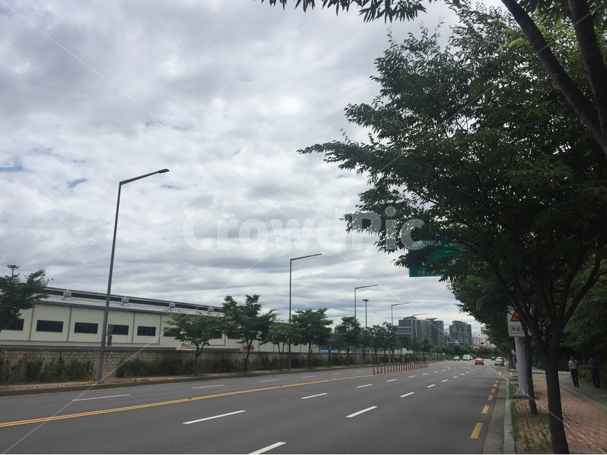 하늘,여름,구름,풍경,자연,나무,풀,가로수,가로등,도로,차도,4차선,자동차,기찻길,건물,직장,먹구름,비,햇빛,교통,교통수단,traffic,transportation