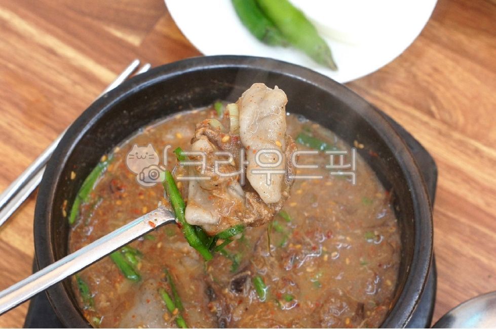 고사리해장국,meatsoup,고사리육개장,porkstew,제주향토음식,국물,국밥,reserves,사발,뚝배기,pottery,earthenpot,고기국밥,ttukbaegi,brackenmeatstew,hangoversoup,brackensoup