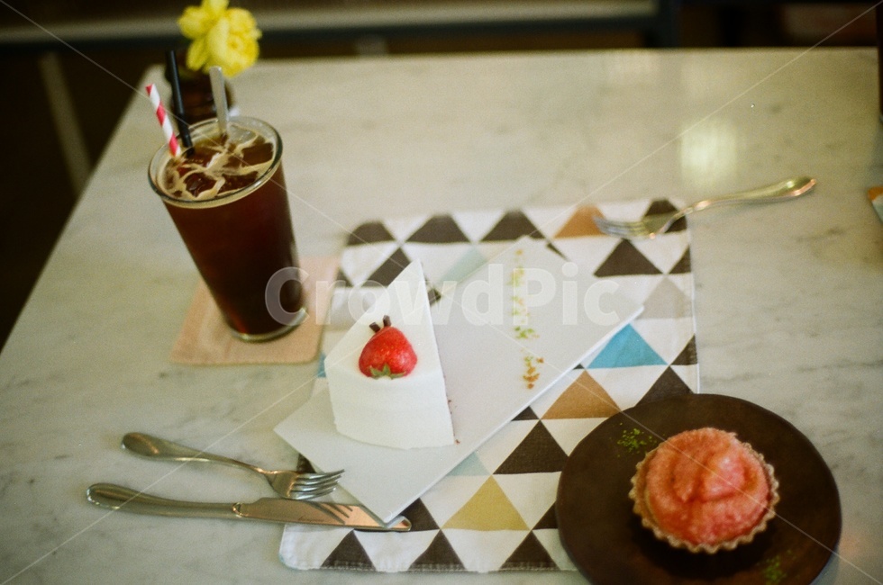 카페,디져트,coffee,필름사진,cake,dessert,케이크,사물,휴식,아메리카노,아이스아메리카노,커피,타르트,자몽타르트,tarte,필름,film,음식,식재료,요리,food,cook,meal,dishes,food reserves,디저트,간식,후식,dessert,snack,커피,카페,coffee,cafe