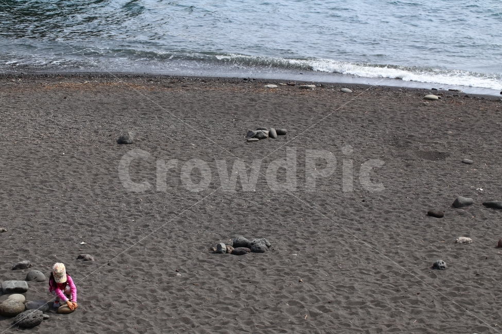 인물,바닷가,소녀,모래밭,돌,아이,행복,놀이,기쁨,해변,바다,beach,sea,사람,인물,인간,human,person,어린이,어린아이,child,children,kid