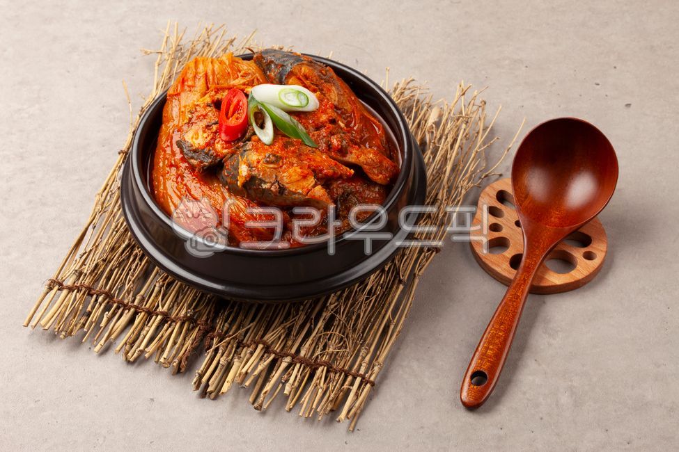 김치찌개,김치,찌개,국물,한국음식,한국문화,스튜,양념,고춧가루,음식,식사,식품,식료품,재료,식재료,음식재료,매콤한,짭짤한,고등어,생선,고등어김치찌개