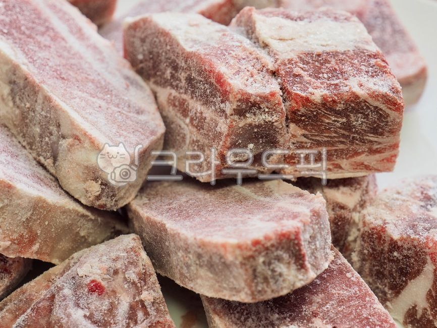 냉동,고기,소고기,갈비,배경,흰색,스테이크,음식,빨강,요리재료,단백질,흰서리,소갈비,냉동갈비,냉동식품,frozen,meat,beef,rib,background,white,steak,food,red,cookingingredients,protein,whitefrost,beefribs,frozenribs,frozenfood,음식,식재료,요리,food,cook,meal,dishes,food reserves,육류,고기,meat