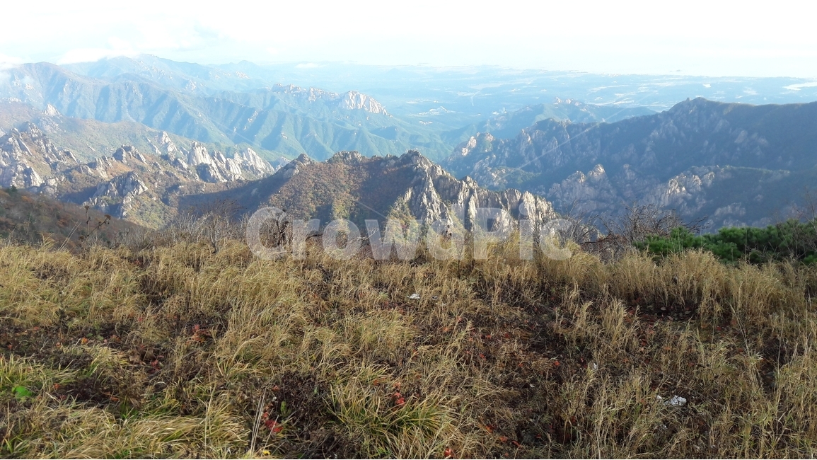 설악산,한국의산,설악산국립공원,공룡능선,천불동계곡,한국의가을,단풍,구름,한국의산하,아름다운산,바위,암봉,자연,풍경,nature,landscape,한국자연풍경,한국자연경관,korea nature landscape,mountain,산,mountain range,산맥,outdoors,옥외,wilderness,황야