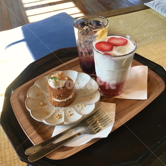 카페,음식,food,음료,케이크,케잌,디저트,후식,딸기,당근케이크,당근케잌,요거트,음식,식재료,요리,food,cook,meal,dishes,food reserves,디저트,간식,후식,dessert,snack