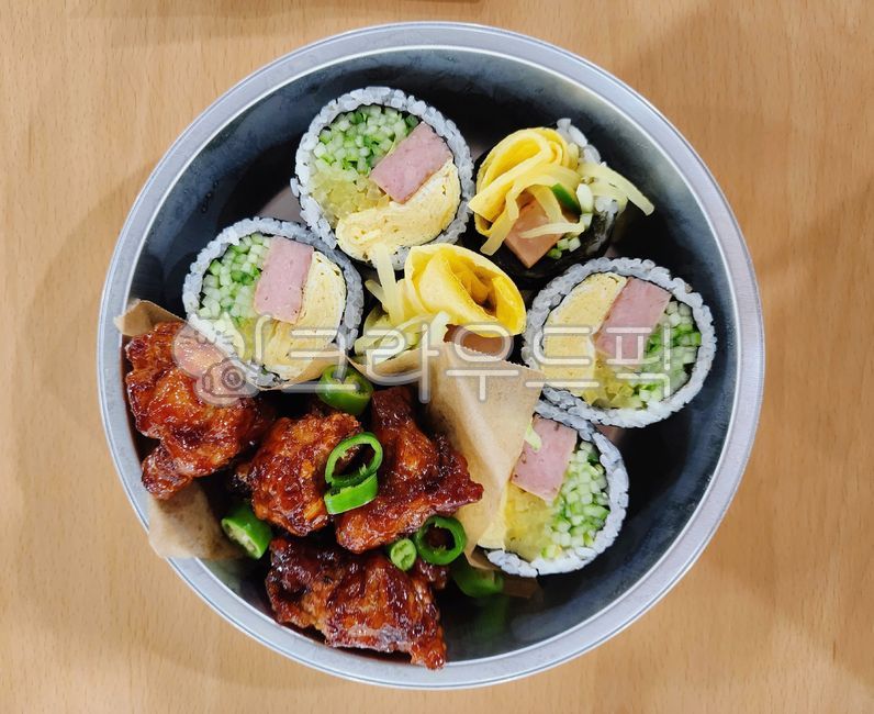 white rice,chicken,red pepper,egg,cucumber,pickled radish,vegetable,seasoned chicken,boneless chicken,ham,gimbap,boneless chicken gangjeong,kimbap seaweed,seaweed,Cheongyang pepper,zidan,rice,food,Vegetable kimbap,meal,cucumber kimbap,boneless whole chick