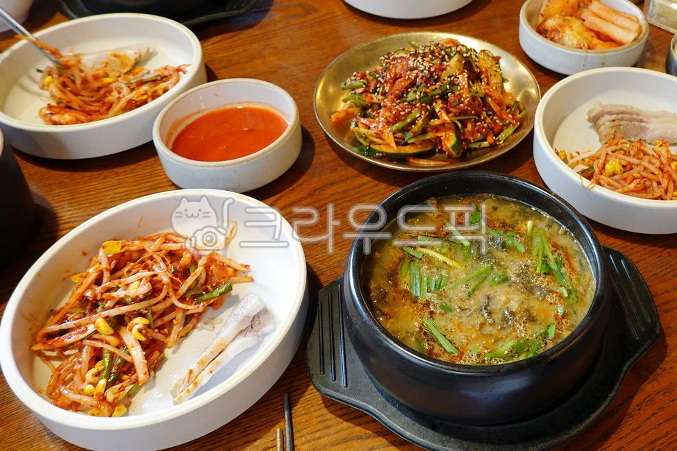 loach,bowl,side dish,chueotang,Korean food,ingredients,cooking,healthfood,Soup dish,koreanfood,Mudfish,sidedishes,Chueotang,Korean,cuisine,soupdish,food,health food,meal,earthen pot,ttukbaegi
