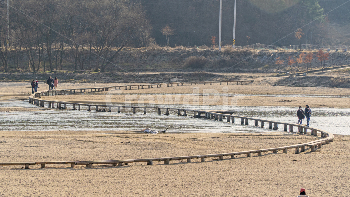 human,인간,person,사람,외나무다리,물,water