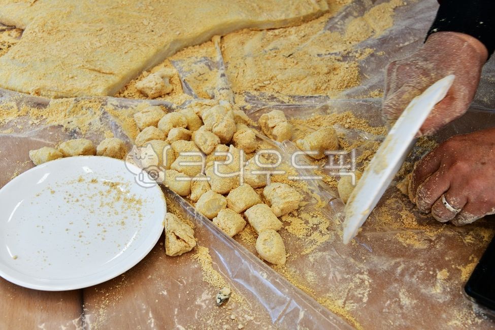 Tteokgomul,ring,Traditional experience,holiday food,plate,bean paste,Traditional rice cake,traditional culture,glutinous rice cake,Injeolmi,soybean flour,Injeolmi Rice Cake,grandma,Korean food,rice cake,healthy food,gold ring,traditional food,Korean tradi