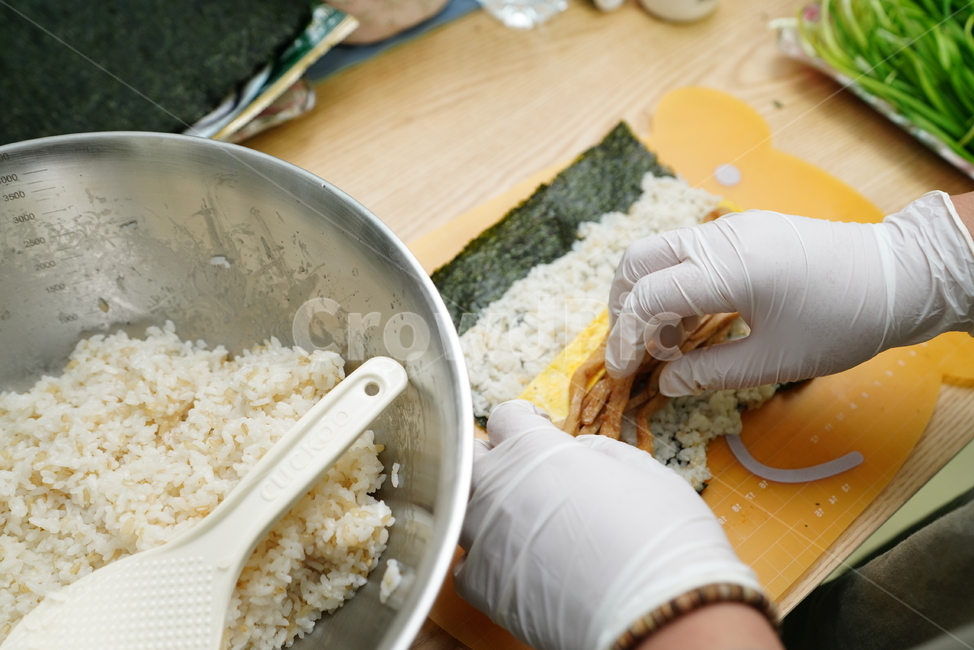 식사,간식,음식,푸드,김밥,김,반찬,분식,정성,집밥,먹방,한식,먹거리,요리,사람,인물,인간,human,person,신체일부,몸,body,음식,식재료,요리,food,cook,meal,dishes,food reserves,한식,한국음식,한국요리,korean food,korean dishes,korean meal,korean cook