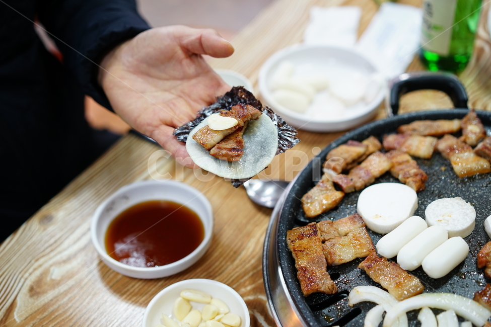 고기,돼지고기,돼지,삼겹살,먹방,술안주,술자리,안주거리,안주,음식,푸드,육식,구이,숯불구이,삼겹이,식사,모임,맛집탐방,맛집,음식,식재료,요리,food,cook,meal,dishes,food reserves,육류,고기,meat,한식,한국음식,한국요리,korean food,korean dishes,korean meal,korean cook