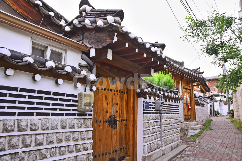 한국전통,골목길,한옥,집,하우스,대문,전통,한옥촌,서울,돌담,패턴,house,koreantraditional,pattern,건축물,보존,한국전통,한국문화,korean traditional,korean culture,건축물,건물외관,exterior,building,structure,architecture,construction