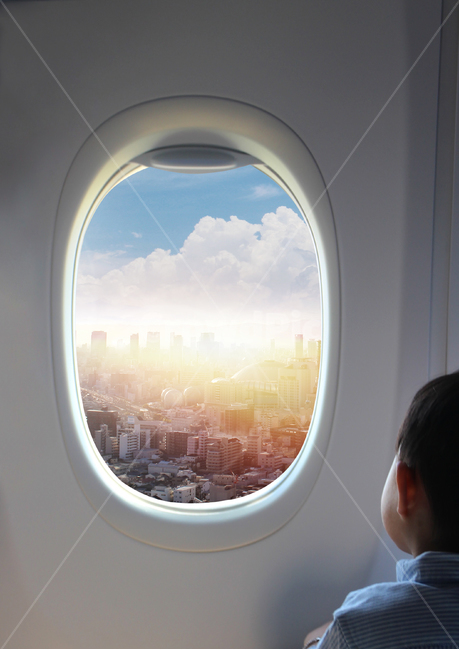 window,태양,빛,일몰,일출,구름,하늘,그림자,비행기,휴가,여행,바라보다,실내,빌딩,멋진,눈부신,라이트,이륙,착륙,날다,유리,창문,탑뷰,꿈,도시,빌딩숲,비지니스,출장,사람,person,human,인간,아이,꼬마,남자,한명,뒷모습,동양인,한국,cg,컨셉,교통,교통수단,traffic,transportation