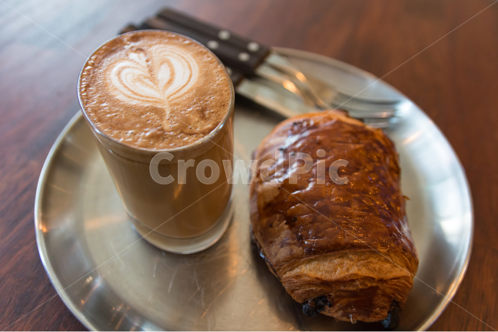 카페,베이커리카페,빵,커피,베이커리,라떼,라떼아트,음식,디저트,맛있는,포크,나이프,쟁반,커트러리,뺑오쇼콜라,패스트리,달콤한,부드러운,제과,제빵,음료,간식,후식,휴식,음식,식재료,요리,food,cook,meal,dishes,food reserves,빵,bread,디저트,간식,후식,dessert,snack,커피,카페,coffee,cafe