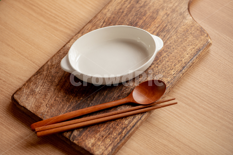 그릇,흰그릇,흰접시,도마,나무도마,숟가락,하이앵글,빈접시,빈그릇,도기그릇,하얀그릇,패턴,사물,물건,오브젝트,thing,object,matter,연출,컨셉,콘셉,direction,concept