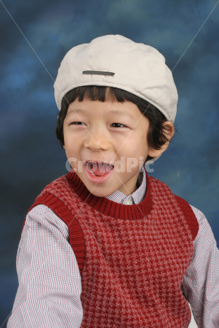 얼굴표정,남자아이,어린아이,미소,웃음,응시,관심,스마일,얼굴,사람,인물,인간,어린이,감정표현,수줍음,기분,kid,smile,human,boy,person,facial,expression,child,children,feeling,face,emotion,사람,인물,인간,human,person,얼굴표정,facial expression,face,어린이,어린아이,child,children,kid,패션스타일,의상,fashion,style
