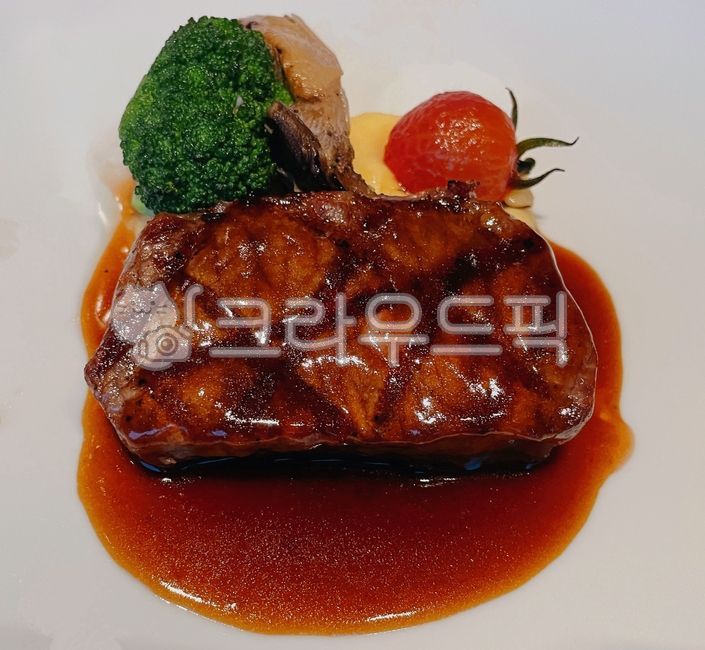 등심스테이크,안심스테이크,채끝스테이크,스테이크,소고기,소,고기,육류,스테이크소스,소스,브로콜리,데친브로콜리,데친방울토마토,데친토마토,방울토마토,토마토,새송이버섯구이,새송이버섯,버섯구이,음식,식사,food,steak,meat,meal,beef