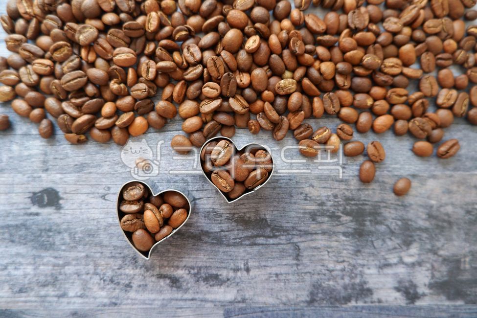커피,원두커피,원두,커피콩,커피빈,빈티지,목재,목재테이블,하트,하트모양,커피숍,커피배경,카페,드립커피,coffee,cafe,heart,coffeebeans,vintage,wood,table,음료수,음식,커피,카페,coffee,cafe