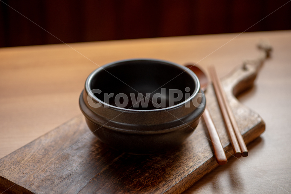 뚝배기,빈뚝배기,뚝배기연출,검정색,나무수저,나무도마,도마,수저세트,숟가락,젓가락,나무테이블,검정뚝배기,주방,키친,부엌,주방용품,요리도구,kitchen,kitchenware,cookroom,cookingutensil,사물,물건,오브젝트,thing,object,matter