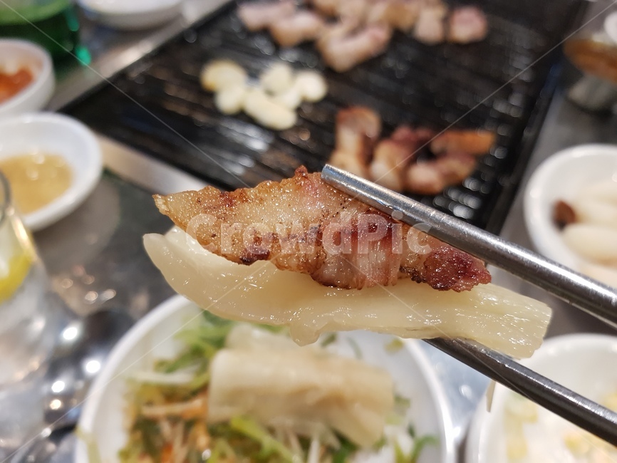 퇴근,고기,소확행,회식,묵은지삼겹살,음식,식재료,요리,food,cook,meal,dishes,food reserves,육류,고기,meat,한식,한국음식,한국요리,korean food,korean dishes,korean meal,korean cook
