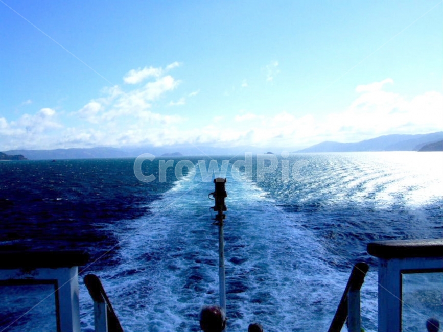 바다,파도,배,구름,하늘,산,섬,wave,mountain,island,ship,boat,sea,ocean,sky,cloud,배경사진,배경화면,배경,background,풍경,풍경사진,scene,view,보트,출발,감성사진,평화로운,분위기,차분한,차분함,평화로움,ambience,atmosphere,calm,peaceful,tranquil,still,자연,풍경,nature,landscape,교통,교통수단,traffic,transportation,outdoors,옥외