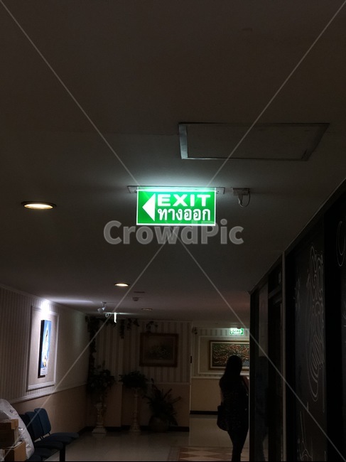 비상구,human,인간,flooring,person,사람,floor,바닥,corridor,복도