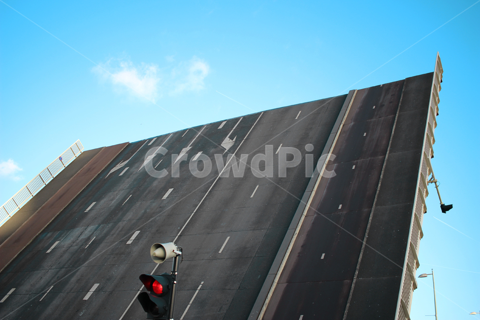 도개교,basculebridge,가동교,도로,다리,하늘,끊어진도로,신호등,trafficlight,bridge,drawbridge,건축물,건물외관,exterior,building,structure,architecture,construction