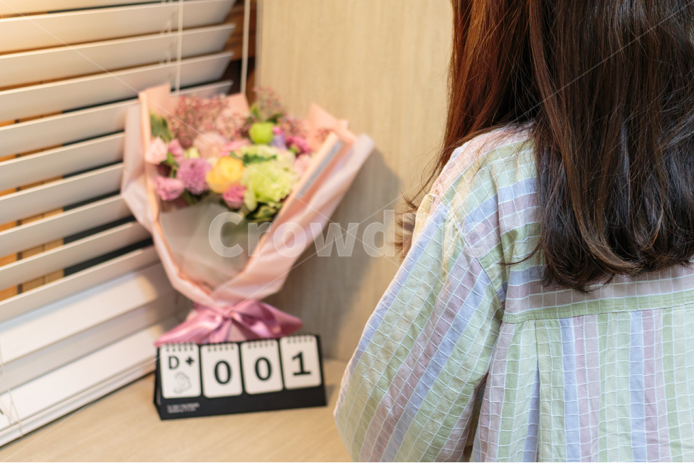 꽃다발,선물,실내,인테리어,블라인드,시계,벽시계,조명,햇살,햇빛,창가,축하,방,꽃,팬던트,전등,전구,병실,꽃,flower,사람,인물,인간,human,person,여성,여자,woman,female,lady,기념일,축하,anniversary,congratulation,celebrate,celebration